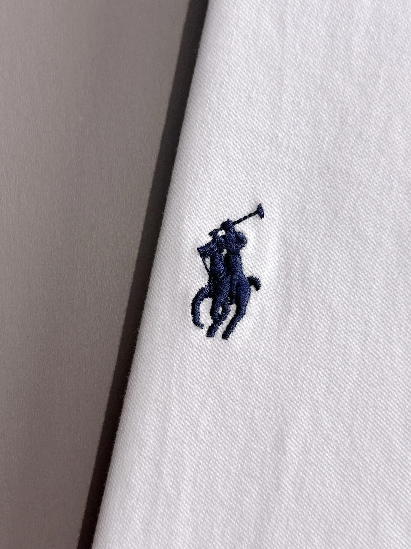 P190 🌸 (Always available) Ralph Lauren [High quality] Distinguished from ordinary fabrics on the market Men's pure cotton business casual solid color Short-sleeved T-shirt Lapel Polo shirt Men's summer essentials ✔ In a man's wardrobe, polo shirts must occupy an important place! When it comes to polo shirts made of pure cotton, Ralph Lauren is the perfect choice for comfort and quality ✔ The first choice for high quality! Classic basics that will never go out of style! Designed with classic solid colors, each color can easily match various occasions! Made of 240g pure cotton pique fabric, it is skin-friendly, comfortable and has good breathability, making summer wear refreshing and worry-free! The right shoulder style modifies the shoulder shape, enhances the style and temperament, and perfectly fits everyone's needs! Whether it is daily travel or business occasions, it is easy and versatile! The feeling of relaxation is even better. Everywhere you look, there are texture details! There are many colors to choose from, from stable dark colors to dynamic light colors, meeting the needs of different occasions! Exquisite workmanship, the improvement of one's own image is the pursuit of quality of life! , the details of the turning and wiring are also the original factory craftsmanship. Needless to say, the quality is after all, it is something from the original factory... If you like it, don’t miss it! For men, this type of short-sleeved Polo shirt is naturally indispensable!  All three standards are complete! Simple business casual essentials! Color: Black White Gray Royal Blue Size: M-2XL